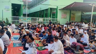 Ribuan jamaah mengikuti Shalat Idul Fitri 1 Syawal 1447 H yang digelar Muhammadiyah di halaman Masjid Mujahidin ICAC Cianjur, Jumat (20/3/2026). Foto: Fauzi/Cianjur Update