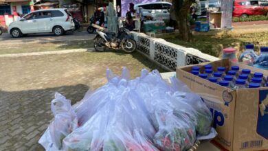 Potret bunga tabur dan minuman yang dijajakan di kawasan Taman Makam Pahlawan (TMP) Cianjur. Foto: Istimewa