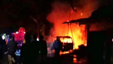 Kondisi sebuah mobil dan bangunan ruko yang terbakar di Kampung Cikembar, Desa Warudoyong, Kecamatan Cikalongkulon, Cianjur, pada Minggu (22/3) dini hari