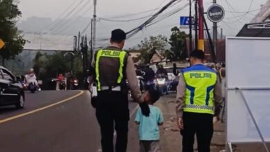 Aksi humanis anggota Satlantas Polres Cianjur saat menenangkan dan mengantarkan bocah yang terpisah dari ibunya di kawasan Cipanas hingga kembali ke keluarganya dengan selamat. Foto: Istimewa
