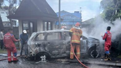 Petugas pemadam kebakaran berjibaku memadamkan api yang melahap sebuah mobil di kawasan Villa Kota Bunga, Pacet, Cianjur, Minggu sore (22/3/2026). Kebakaran diduga dipicu korsleting listrik hingga kendaraan hangus terbakar. Foto: Istimewa