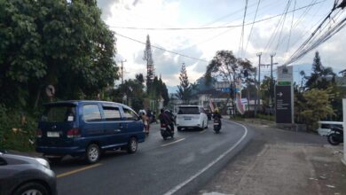 Petugas Satlantas Polres Cianjur memberlakukan rekayasa lalu lintas one way sepenggal di jalur Puncak-Cipanas, Senin (23/3/2026), guna mengurai lonjakan kendaraan saat arus balik Lebaran. Foto: Rendi Irawan/CianjurUpdate