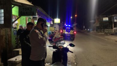 Aksi humanis polisi di jalur selatan Cianjur saat membantu pemudik kehabisan bensin pada malam hari. Layanan Call Center 110 jadi solusi cepat di tengah kondisi darurat. Foto: Dok. Polres Cianjur