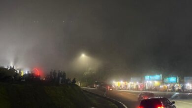 Kabut tebal menyelimuti jalur Segar Alam, kawasan Puncak-Cipanas jelang tengah malam, membuat jarak pandang pengendara menurun drastis dan memaksa laju kendaraan melambat. Foto: Rendi Irawan/ Cianjur