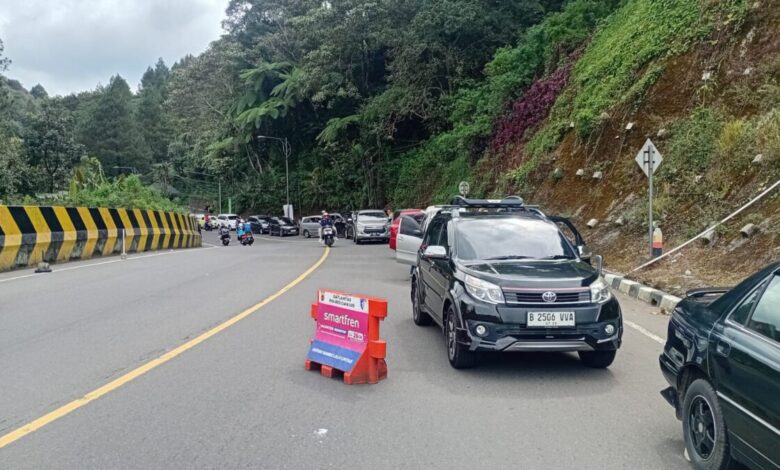 Arus lalu lintas H+3 Lebaran di jalur Cianjur–Puncak didominasi wisatawan yang kembali ke Jakarta. Sistem one way diberlakukan. Foto: Fauzi/CianjurUpdate