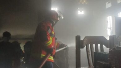 Petugas Damkar Cianjur berjibaku memadamkan kebakaran yang melanda rumah sekaligus gudang di Jalan Pasundan, Kelurahan Muka, Selasa (24/3/2026). Api berhasil dilokalisir dalam waktu sekitar satu jam, tanpa korban jiwa. Foto: Dok. Humas Damkar Cianjur.