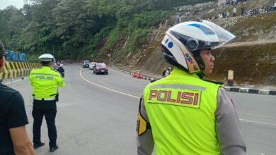 Arus lalu lintas di perbatasan Puncak, Cianjur, pada H+3 Lebaran terpantau ramai namun tetap lancar. Tercatat sebanyak 32.401 kendaraan melintas, dengan rekayasa one way diberlakukan untuk mengantisipasi kepadatan. Foto: Fauzi/Cianjurupdate