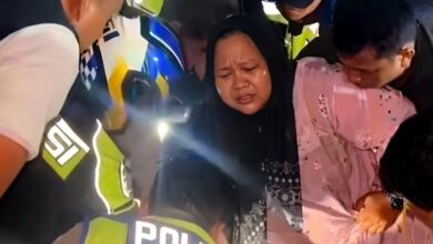 Aksi cepat Satlantas Polres Cianjur mengevakuasi seorang pemudik yang kakinya terjepit di celah besi penutup parit di kawasan Pacet, Selasa malam. Foto: Istimewa
