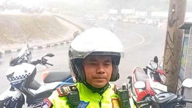 Hujan lebat dan kabut tebal menyelimuti kawasan Puncak Pass pada H+4 Lebaran, Rabu (25/3/2026). Meski cuaca kurang bersahabat, arus balik kendaraan dari arah Cianjur menuju Bogor dan Jakarta tetap terpantau lancar di bawah pengawasan petugas. Foto: Fauzi/CianjurUpdate