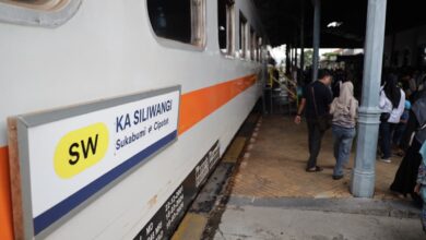 Suasana penumpang saat menaiki KA Siliwangi di stasiun, yang menjadi primadona transportasi masyarakat pada momen Lebaran 2026 dengan lonjakan okupansi signifikan di lintas Cipatat–Sukabumi. Foto: Istimewa