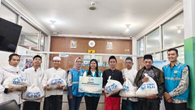 PLN UP3 Cianjur melalui YBM PLN menyalurkan bingkisan Ramadan kepada guru ngaji dan marbot di wilayah ULP Cipanas sebagai wujud kepedulian dan kebersamaan menjelang Idulfitri 1447 H. Foto: Istimewa