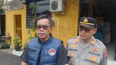 Kasat Narkoba Polres Cianjur AKP Tatang Sunarya (kiri) bersama jajaran kepolisian saat memberikan keterangan terkait kasus dugaan kematian empat warga yang dikaitkan dengan konsumsi minuman keras. Foto: Fauzi/Cianjur Update