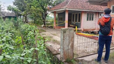 Garis polisi terpasang di rumah kontrakan lokasi ditemukannya pria berinisial IS (31) dalam kondisi tewas mengenaskan di Kampung Tarikolot, Cikalongkulon, Cianjur, Kamis (26/3/2026) malam. Polisi masih melakukan penyelidikan untuk mengungkap pelaku dan motif kejadian. Foto: Fauzi/CianjurUpdate