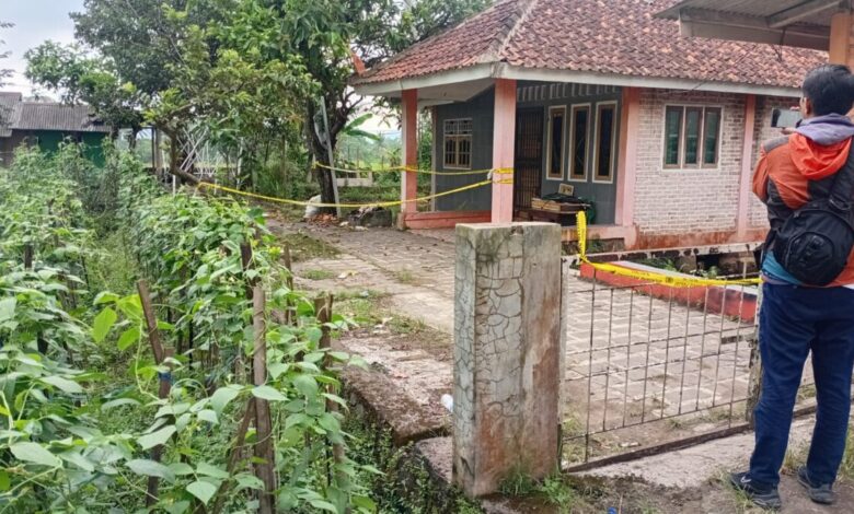 Garis polisi terpasang di rumah kontrakan lokasi ditemukannya pria berinisial IS (31) dalam kondisi tewas mengenaskan di Kampung Tarikolot, Cikalongkulon, Cianjur, Kamis (26/3/2026) malam. Polisi masih melakukan penyelidikan untuk mengungkap pelaku dan motif kejadian. Foto: Fauzi/CianjurUpdate