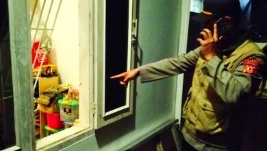 Petugas kepolisian menunjukkan jendela rumah yang dijebol pelaku saat upaya pencurian di Kecamatan Cilaku, Cianjur, Jumat (27/3/2026) dini hari. Aksi komplotan pencuri tersebut gagal setelah tepergok pemilik rumah dan langsung melarikan diri. Foto: Dok. Polres Cianjur