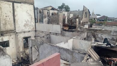 Sisa-sisa bangunan rumah yang hangus terbakar di Kampung Pasekon, Cipanas, Cianjur, Sabtu (28/3/2026) pagi. Kebakaran diduga dipicu ledakan gas LPG dan menghanguskan 12 rumah, berdampak pada puluhan warga. Foto: Fauzi/CianjurUpdate