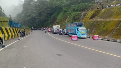 Kawasan Puncak mulai dipadati kendaraan pada Sabtu siang (28/3/2026). Petugas Satlantas Polres Cianjur melakukan penutupan sementara jalur menuju Puncak di Puncak Pass guna mengantisipasi kemacetan parah dari arah Bogor. Foto: Fauzi/Cianjurupdate