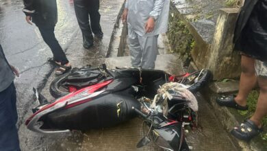 Sepeda motor milik pasangan suami istri korban kecelakaan tunggal terlihat rusak di tepi drainase Jalan Raya Cipanas–Cianjur, Desa Cipendawa, Pacet, Cianjur, usai terseret arus deras saat hujan mengguyur kawasan tersebut. Foto: Istimewa