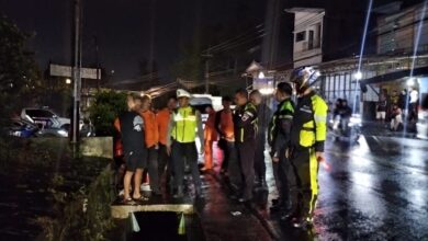 Petugas gabungan menghentikan sementara pencarian korban hanyut di Desa Cipendawa, Pacet, Cianjur, Minggu (29/3/2026) malam akibat cuaca buruk dan kondisi medan yang berbahaya. Foto: Rendi/Cianjurupdate