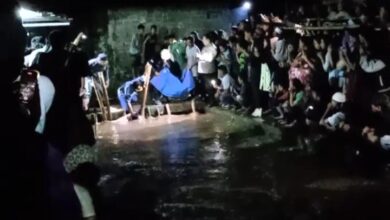 Petugas mengevakuasi sesosok mayat laki-laki tanpa identitas yang ditemukan di saluran irigasi Junghil, Kampung Majalaya, Kecamatan Cikalongkulon, Cianjur, Minggu (29/3/2026) malam. Foto: Istimewa