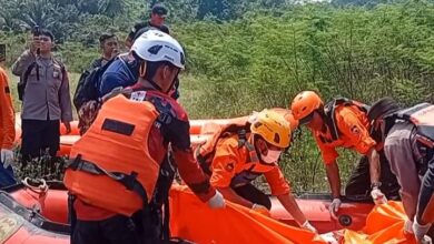 Tim SAR gabungan mengevakuasi jenazah wanita yang ditemukan di Waduk Cirata, Cianjur, Senin (30/3/2026). Korban diduga merupakan penumpang motor yang hanyut akibat kecelakaan tunggal di jalur Cipanas-Puncak saat hujan deras. Fauzi/CianjurUpdate