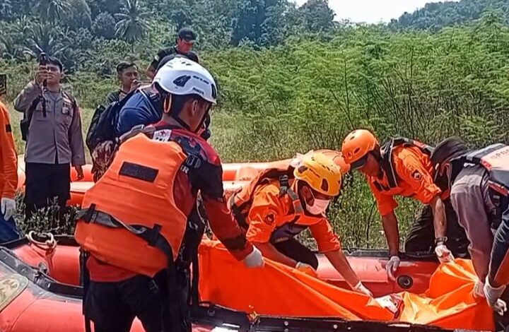 Tim SAR gabungan mengevakuasi jenazah wanita yang ditemukan di Waduk Cirata, Cianjur, Senin (30/3/2026). Korban diduga merupakan penumpang motor yang hanyut akibat kecelakaan tunggal di jalur Cipanas-Puncak saat hujan deras. Fauzi/CianjurUpdate