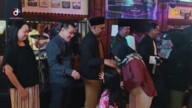 Pemilik The Balkiss Resto & Cafe, Sukirman (kedua kiri), menyapa warga dalam kegiatan santunan anak yatim dan lansia bertajuk "Ramadan Berbagi" di Cimacan, Cianjur.