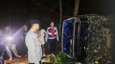 Petugas kepolisian bersama warga meninjau kondisi kendaraan Mitsubishi Colt yang ringsek usai terperosok ke jurang di Jalan Raya Cugenang, Kabupaten Cianjur, Senin (2/3/2026) dini hari.