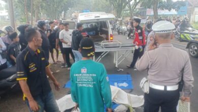 Petugas mengevakuasi korban kecelakaan maut yang melibatkan sepeda motor dan truk di Ciranjang, Cianjur, Rabu (1/4/2026) sore. Foto: Istimewa