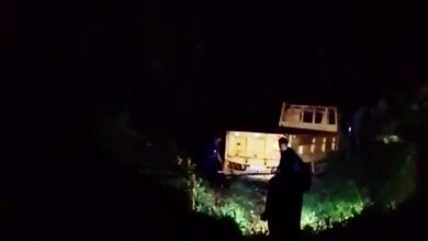 Truk bermuatan tanah terjun ke jurang sedalam 30 meter di jalur Puncak 2, Cipanas, Cianjur, Rabu malam (1/4/2026). Sopir selamat meski mengalami cedera. Foto: Istimewa