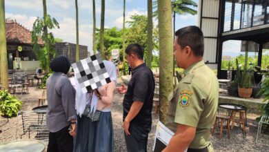 Petugas Satpol PP Kabupaten Cianjur saat melakukan penertiban terhadap sejumlah pelajar yang kedapatan berada di kafe pada jam sekolah di wilayah Cianjur, Selasa (31/3/2026). Foto: Istimewa