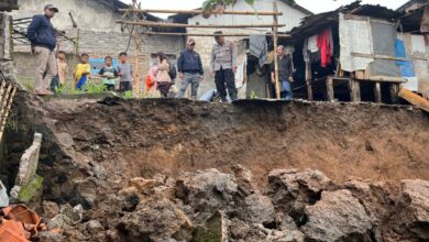 Petugas bersama warga meninjau lokasi longsor yang menimpa dua dapur rumah di Kampung Awilarangan, Desa Cikahuripan, Kecamatan Gekbrong, Cianjur, Kamis (2/4/2026). Tidak ada korban jiwa dalam peristiwa ini, namun kerugian ditaksir mencapai Rp70 juta. Foto: Istimewa
