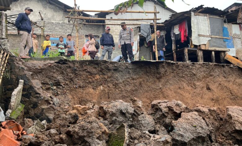 Petugas bersama warga meninjau lokasi longsor yang menimpa dua dapur rumah di Kampung Awilarangan, Desa Cikahuripan, Kecamatan Gekbrong, Cianjur, Kamis (2/4/2026). Tidak ada korban jiwa dalam peristiwa ini, namun kerugian ditaksir mencapai Rp70 juta. Foto: Istimewa