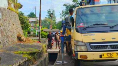 Petugas PUPR melakukan penutupan permanen drainase terbuka di jalur Puncak-Cipanas, Cianjur, Jumat (3/4/2026). Langkah ini dilakukan sebagai respons atas tragedi pasutri hanyut akibat luapan air, sekaligus upaya meningkatkan keselamatan pengguna jalan di kawasan rawan banjir. Foto: Istimewa