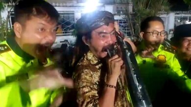 Aksi Master Limbad menggigit knalpot brong saat razia Satlantas Polres Cianju, sebagai simbol protes terhadap kebisingan kendaraan tidak standar. Foto: Istimewa