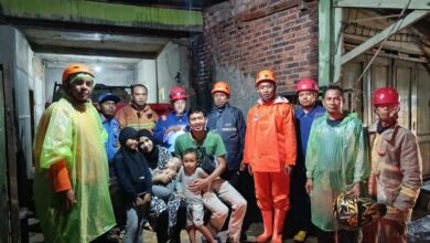 Petugas BPBD mengevakuasi satu keluarga asal Bandung, termasuk balita dan anak-anak, yang terjebak banjir setinggi paha di Kampung Cijeblog, Cibeber, Cianjur, Minggu malam (5/4/2026). Foto: Istimewa