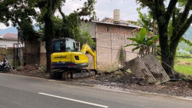 Alat berat dikerahkan Pemkab Cianjur untuk melakukan normalisasi saluran air yang mengalami pendangkalan dan penyempitan di wilayah Cibeber, Selasa (7/4/2026). Foto: Istimewa