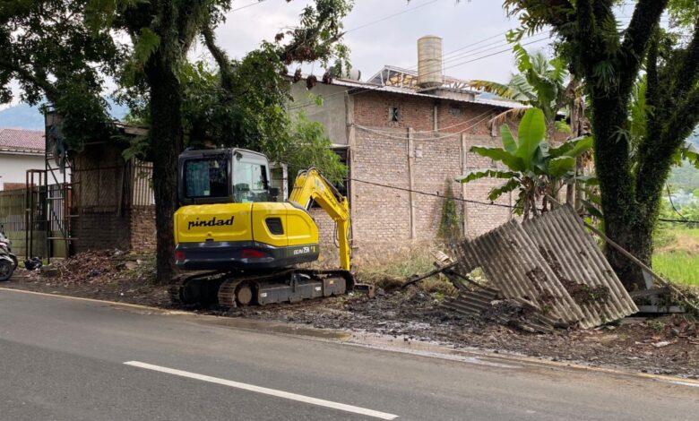 Alat berat dikerahkan Pemkab Cianjur untuk melakukan normalisasi saluran air yang mengalami pendangkalan dan penyempitan di wilayah Cibeber, Selasa (7/4/2026). Foto: Istimewa