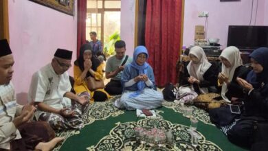 Suasana takziah di rumah duka calon jemaah haji asal Cianjur yang wafat jelang keberangkatan haji 2026. Kemenhaj setempat turut hadir memberikan dukungan serta menjelaskan prosedur administrasi kepada pihak keluarga. Foto: Istimewa