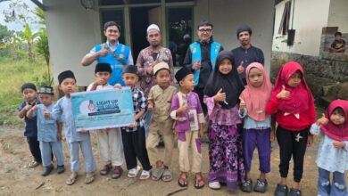 Kebahagiaan terpancar dari wajah anak-anak dan warga saat Masjid Al-Furqon di Desa Girimukti, Sindangbarang, Cianjur, kini resmi mendapatkan sambungan listrik gratis dari program Light Up The Dream PLN. Hadirnya listrik membawa terang bagi ibadah, pengajian, dan aktivitas sosial masyarakat. Foto: Istimewa