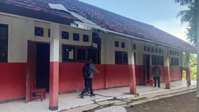 Ironi Pendidikan Cianjur, SD Karyamukti Rusak, Siswa Belajar di Ruang Kelas Retak dan Bocor