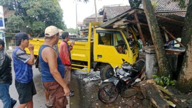 Detik-detik setelah truk engkel kuning menabrak gazebo di Sindangbarang, Cianjur. Warga sekitar berkerumun melihat kondisi bangunan yang hancur dan motor yang ikut rusak akibat insiden mendadak tersebut. Foto: Istimewa