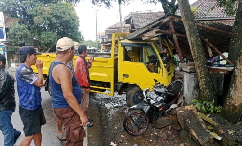 Detik-detik setelah truk engkel kuning menabrak gazebo di Sindangbarang, Cianjur. Warga sekitar berkerumun melihat kondisi bangunan yang hancur dan motor yang ikut rusak akibat insiden mendadak tersebut. Foto: Istimewa