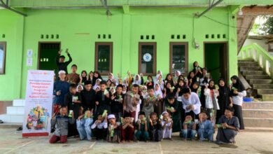 Keceriaan para santri TPQ Auladul Mustopa saat menerima bantuan makanan bergizi dari Rumah Zakat di Cianjur, Sabtu (11/4/2026). Program ini mendukung tumbuh kembang anak agar sehat, kuat, dan semangat belajar. Foto: Istimewa