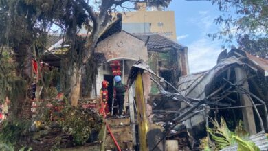 Petugas Damkar Cianjur berjibaku memadamkan api yang melalap sebuah rumah di Perumahan Bukit Kalimaya Indah, Bojongherang, Minggu (12/4/2026) siang. Kebakaran diduga dipicu kebocoran gas dari setrika uap. Foto: Istimewa