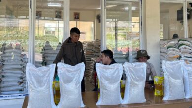 Penyaluran bantuan pangan di Balai Desa Nyalindung, Kecamatan Cugenang, Kabupaten Cianjur, Senin (13/4/2026). Sebanyak 1.046 KPM menerima beras dan minyak goreng untuk alokasi Februari dan Maret 2026. Foto: Istimewa