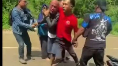 Sejumlah warga dan korban mengamankan AR (43), terduga pelaku pencurian motor, saat terjebak dalam skenario COD di Kampung Cinangka, Desa Kanoman, Cibeber, Cianjur, Sabtu (11/4/2026). Foto: Istimewa
