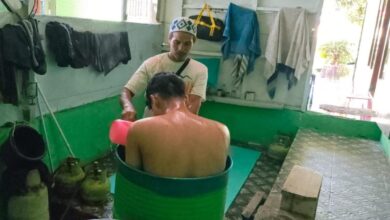 Seorang pasien menjalani terapi “mandi godog” di sebuah padepokan di Cianjur. Metode pengobatan alternatif ini menggunakan air hangat dalam drum yang dipanaskan untuk membantu relaksasi tubuh dan terapi kesehatan. Foto: Istimewa