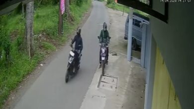 Dua pria terekam CCTV saat diduga melakukan aksi pencurian sepeda motor di Kampung Nanggela, Karangtengah, Cianjur, Selasa (14/4/2026) siang. Foto: Istimewa