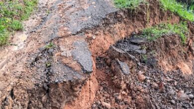 Akses jalan penghubung Desa Karangnunggal dan Girimulya di Cibeber, Cianjur terputus total akibat longsor. Warga keluhkan lambannya respon pemerintah terkait perbaikan.